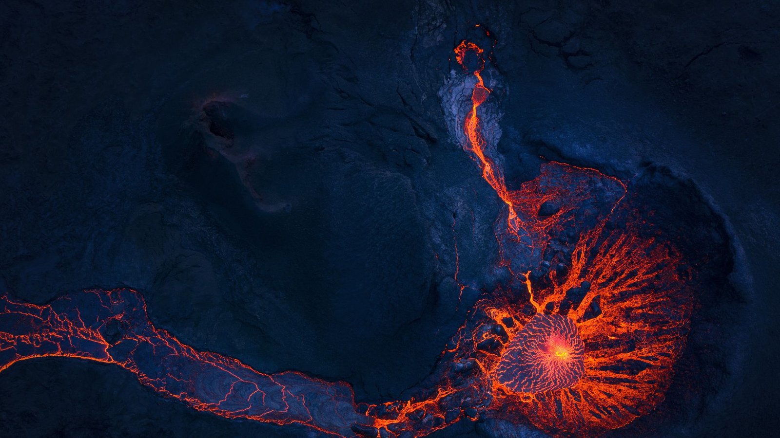 Lava fließt aus dem Vulkan Fagradalsfjall auf der Halbinsel Reykjanes im Südwesten Islands. Auf Island ist es im dritten Jahr in Folge zu einem vulkanischen Ausbruch gekommen.Foto: AP/dpa/Miguel Morenatti