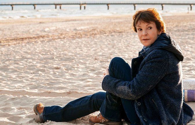 Durchatmen und Nachdenken am Meer: Karin Lossow (Katrin Sass)<span class='image-autor'>Foto: NDR/ARD Degeto/Oliver Feist</span>
