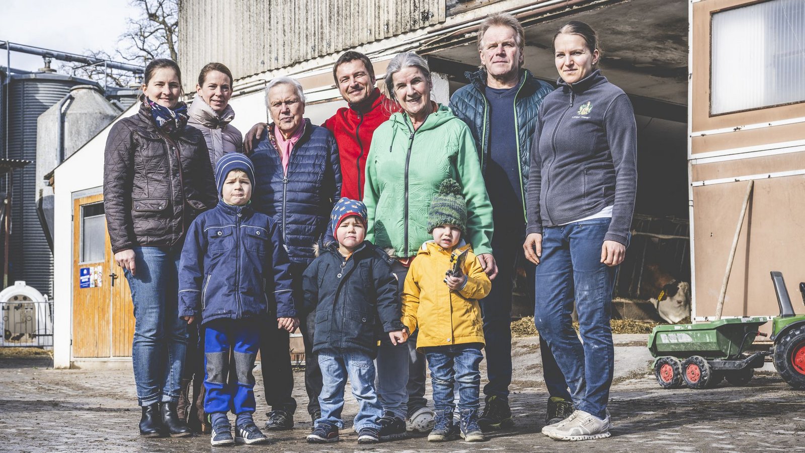 Die Kemmlers (von rechts nach links): Annika (die Juniorchefin im Hofladen), ihr Vater Albrecht, dessen Frau Helga (die Gründerin des Hofladens), Annikas Mann Andreas, Uroma Hilde, Katharina (verantwortlich für die Festscheune und die Ferienwohnungen) und Lucia. Vorne die Jüngsten: Anton, Moritz und Hannes. Nicht auf dem Foto: der Landwirt Michael und der Sanierer Andreas kemmler siwie die (Ur-)Enkel Philipp und Fynn.Foto: Die Kemmlers (von rechts nach links): Annika (die Juniorchefin im Hofladen), ihr Vater Albrecht, dessen Frau Helga (die Gründerin des Hofladens), Annikas Mann Andreas, Uroma Hilde, Katharina (verantwortlich für die Festscheune und die Ferienwohnungen) und Lucia. Vorne die Jüngsten: Anton, Moritz und Hannes. Nicht auf dem Foto: der Landwirt Michael und der Sanierer Andreas kemmler siwie die (Ur-)Enkel Philipp und Fynn.Foto: 
