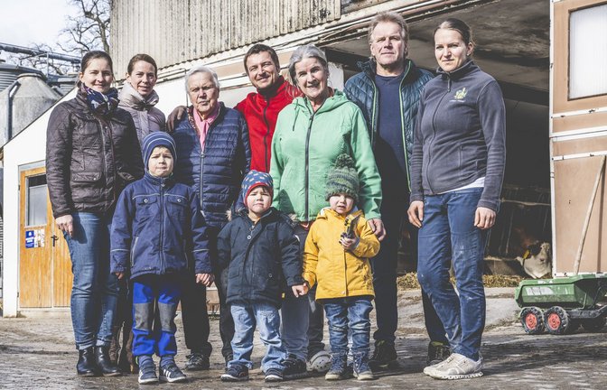 Die Kemmlers (von rechts nach links): Annika (die Juniorchefin im Hofladen), ihr Vater Albrecht, dessen Frau Helga (die Gründerin des Hofladens), Annikas Mann Andreas, Uroma Hilde, Katharina (verantwortlich für die Festscheune und die Ferienwohnungen) und Lucia. Vorne die Jüngsten: Anton, Moritz und  Hannes.  Nicht auf dem Foto: der Landwirt Michael und der Sanierer Andreas kemmler siwie die (Ur-)Enkel Philipp und Fynn.<span class='image-autor'>Foto: &nbsp;</span>