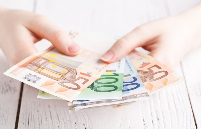 Erfahren Sie, wie viel Geld man zur Hochzeit als Pate oder Patin schenken sollte. Diese Geldbeträge sind angemessen.<span class='image-autor'>Foto: Tasha Cherkasova / Shutterstock.com</span>