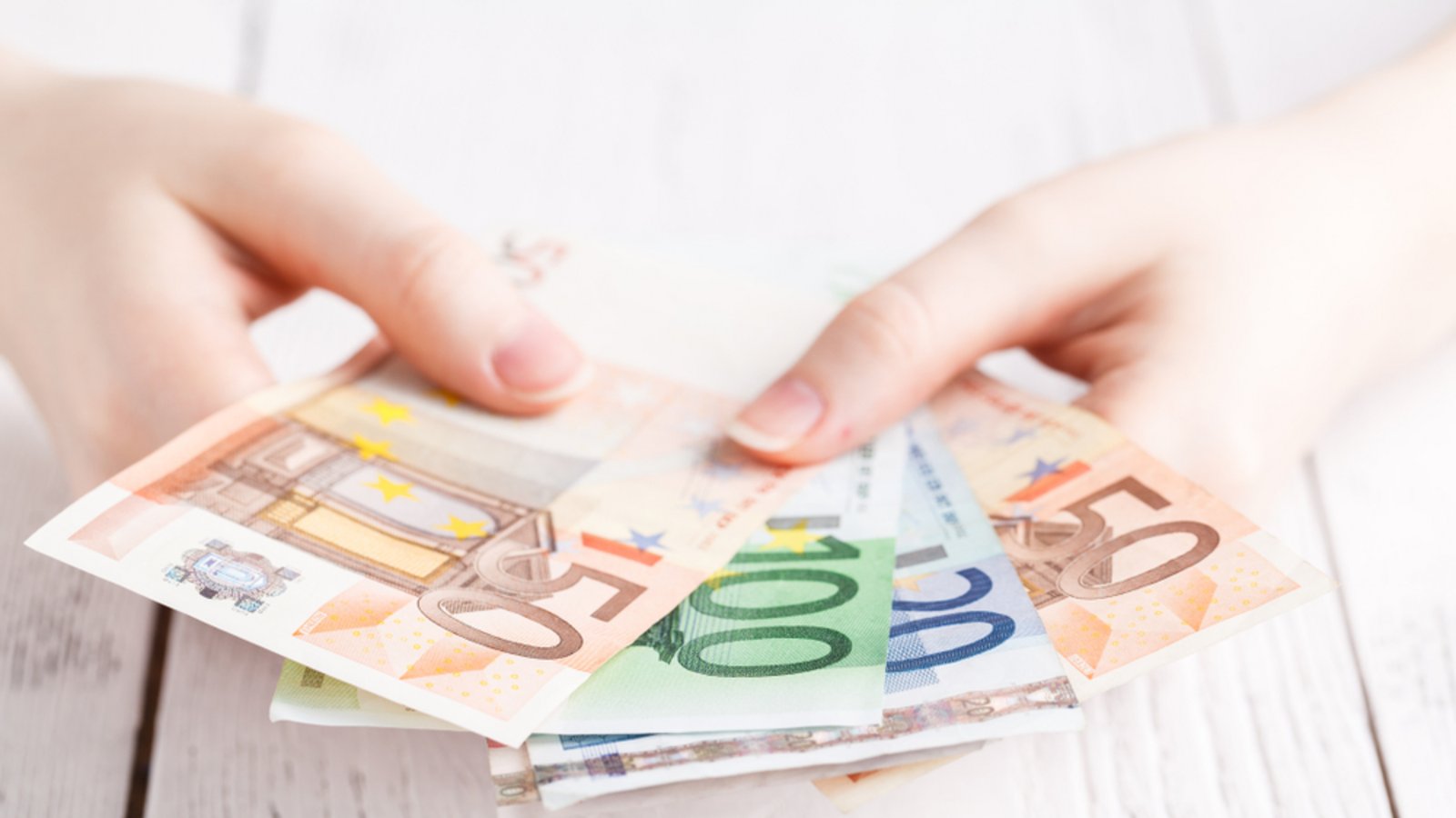 Erfahren Sie, wie viel Geld man zur Hochzeit als Pate oder Patin schenken sollte. Diese Geldbeträge sind angemessen.Foto: Tasha Cherkasova / Shutterstock.com Erfahren Sie, wie viel Geld man zur Hochzeit als Pate oder Patin schenken sollte. Diese Geldbeträge sind angemessen.Foto: Tasha Cherkasova / Shutterstock.com