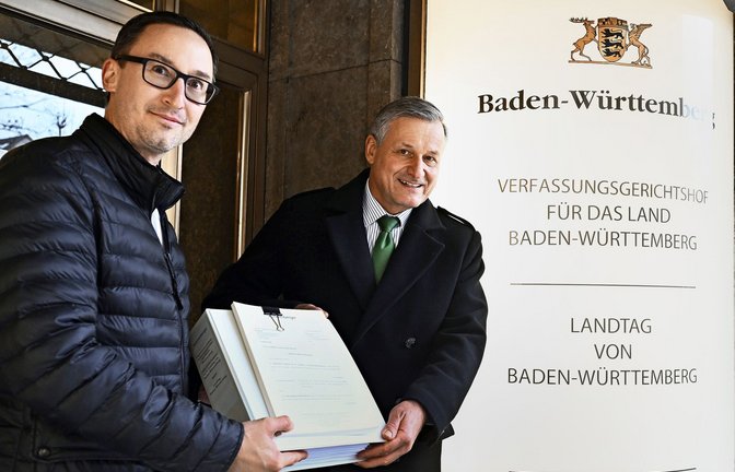 FDP-Fraktionschef Hans-Ulrich Rülke und der Anwalt Thomas Württemberger bei der Klageeinreichung<span class='image-autor'>Foto: dpa/Bernd Weißbrod</span>