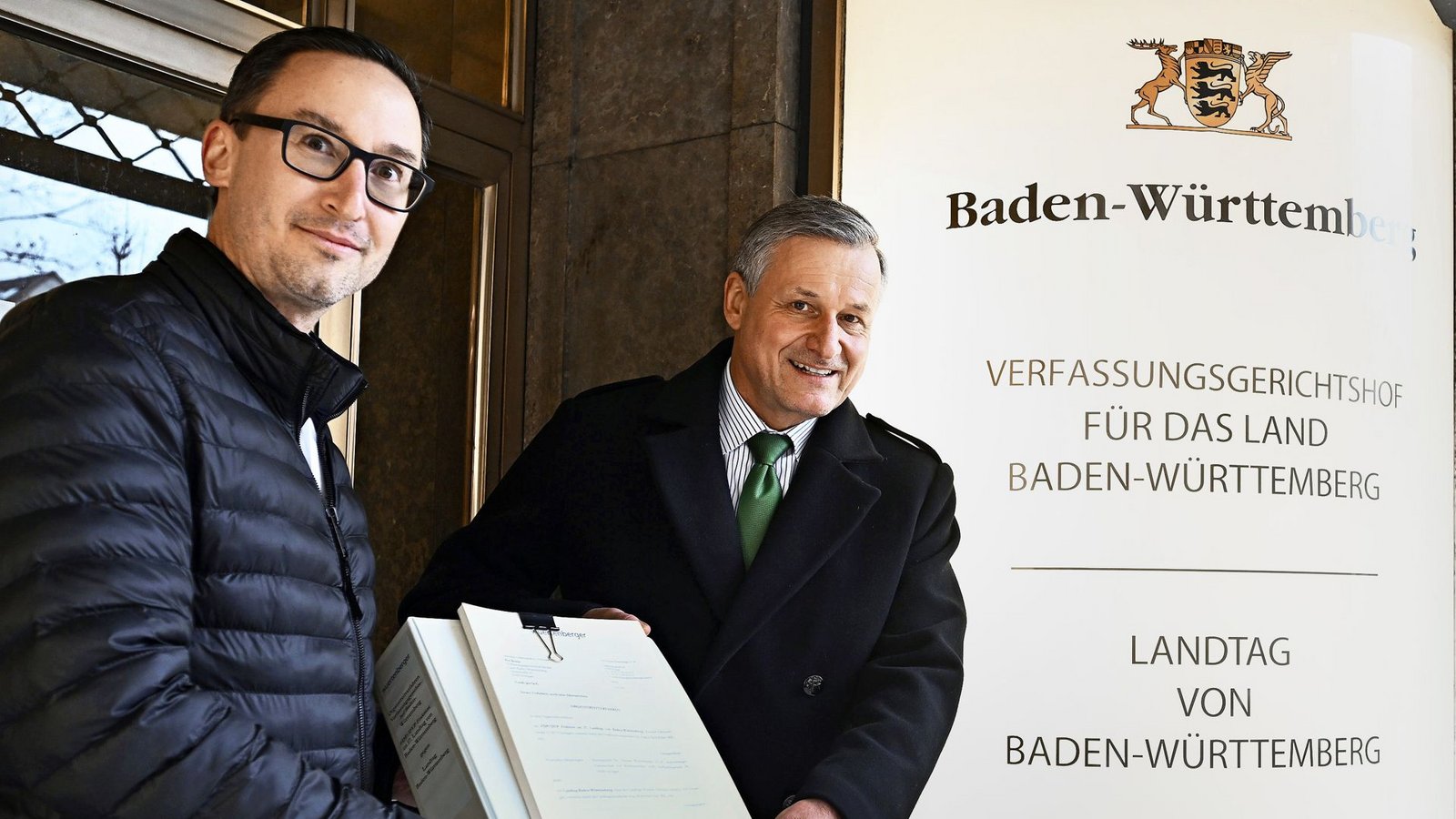 FDP-Fraktionschef Hans-Ulrich Rülke und der Anwalt Thomas Württemberger bei der KlageeinreichungFoto: dpa/Bernd Weißbrod