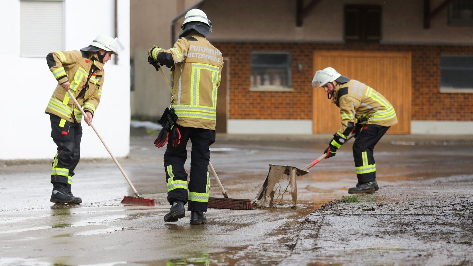 Starke Regenfälle hatten auch die Straßen in Betzenweiler überflutet.Foto: dpa/Thomas Warnack