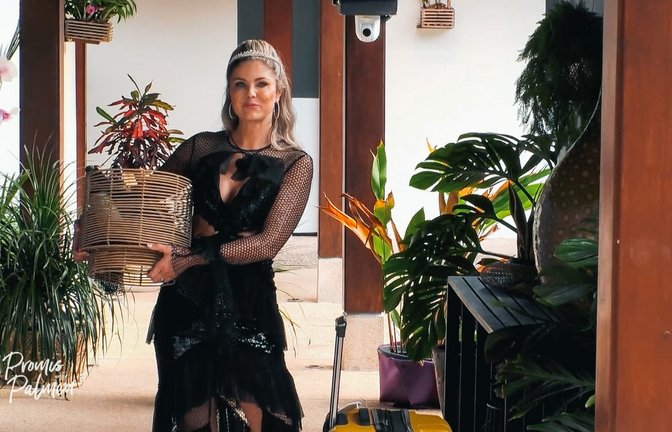 Zog in Folge 2 mit in die Villa: Schauspielerin Yvonne Woelke.<span class='image-autor'>Foto: Joyn</span>