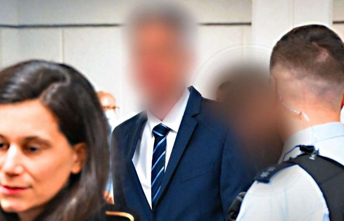 Der Angeklagte kommt mit einer Anwältin aus seinem Verteidiger-Team in den Gerichtssaal.<span class='image-autor'>Foto: &nbsp;</span>