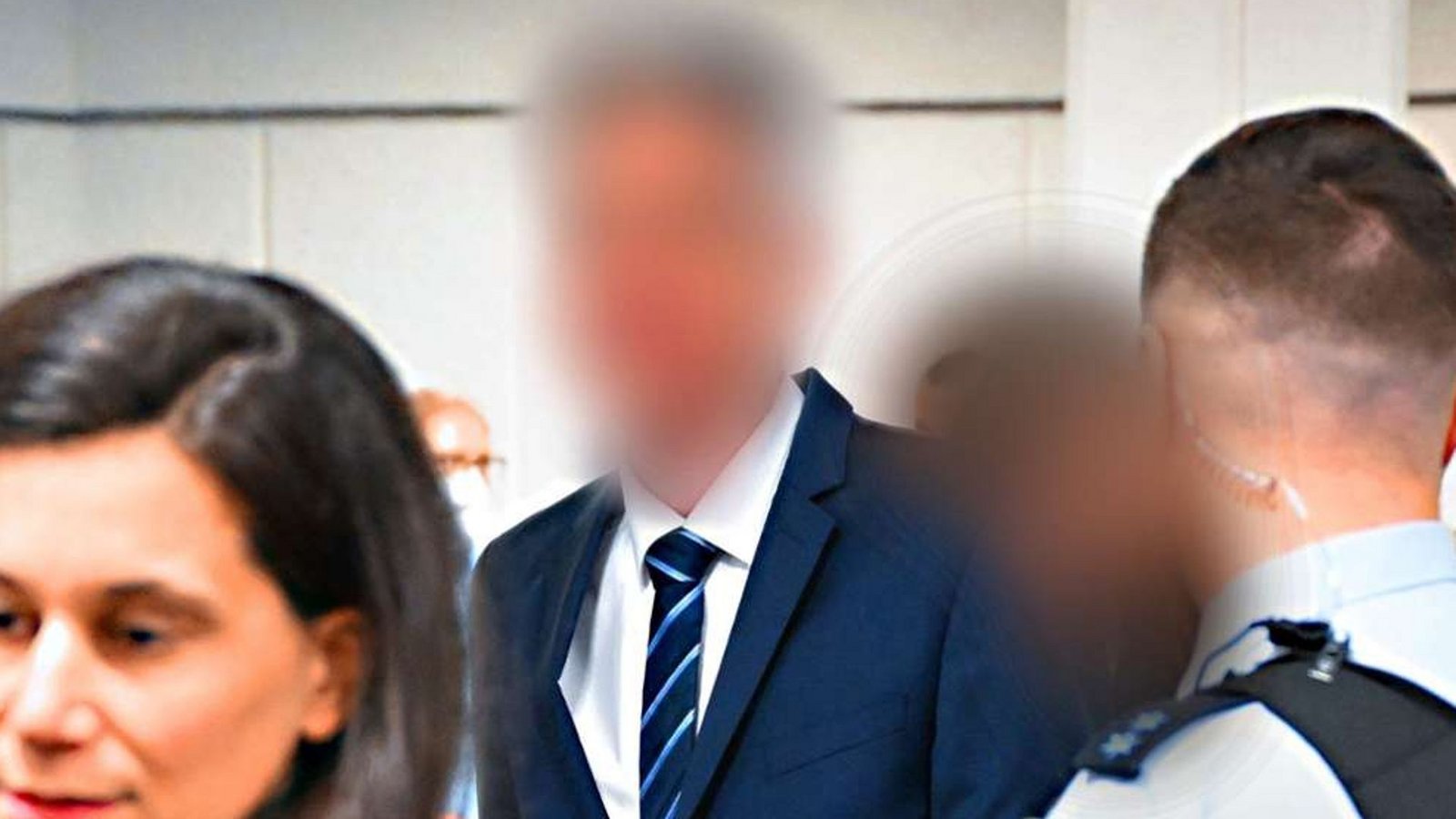Der Angeklagte kommt mit einer Anwältin aus seinem Verteidiger-Team in den Gerichtssaal.Foto: Der Angeklagte kommt mit einer Anwältin aus seinem Verteidiger-Team in den Gerichtssaal.Foto: 