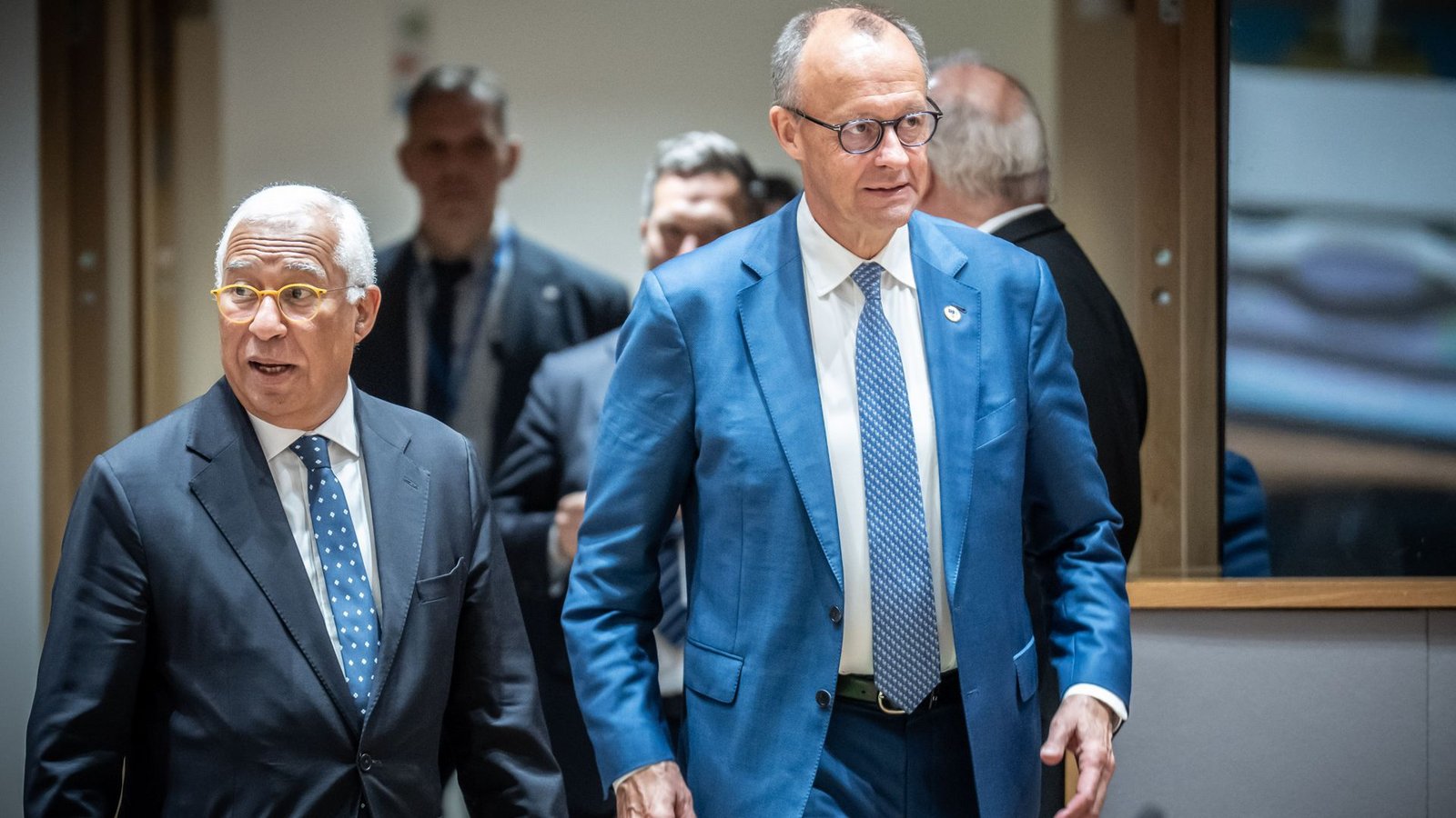 Bundeskanzler Merz (links) wird von Ratspräsident Costa in Brüssel empfangen. Zuvor hat es Irritationen über eine Initiative des Portugiesen in Sachen Ukraine-Krieg gegeben.Foto: Michael Kappeler/dpa Bundeskanzler Merz (links) wird von Ratspräsident Costa in Brüssel empfangen. Zuvor hat es Irritationen über eine Initiative des Portugiesen in Sachen Ukraine-Krieg gegeben.Foto: Michael Kappeler/dpa