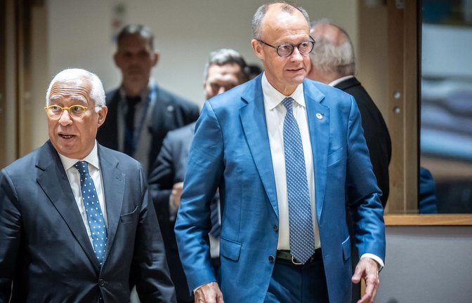 Bundeskanzler Merz (links) wird von Ratspräsident Costa in Brüssel empfangen. Zuvor hat es Irritationen über eine Initiative des Portugiesen in Sachen Ukraine-Krieg gegeben.<span class='image-autor'>Foto: Michael Kappeler/dpa</span>