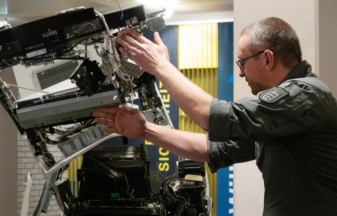 Ein gesprengter Geldautomat – bei Versuchszwecken der Polizei in Stuttgart.<span class='image-autor'>Foto: Anna Ross/dpa/Anna Ross</span>