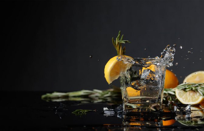 Alles über die Zutaten und Prozesse der Gin Herstellung.<span class='image-autor'>Foto: Igor Normann / Shutterstock.com</span>