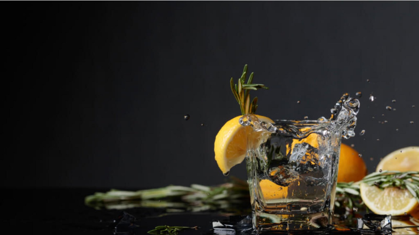 Alles über die Zutaten und Prozesse der Gin Herstellung.Foto: Igor Normann / Shutterstock.com Alles über die Zutaten und Prozesse der Gin Herstellung.Foto: Igor Normann / Shutterstock.com