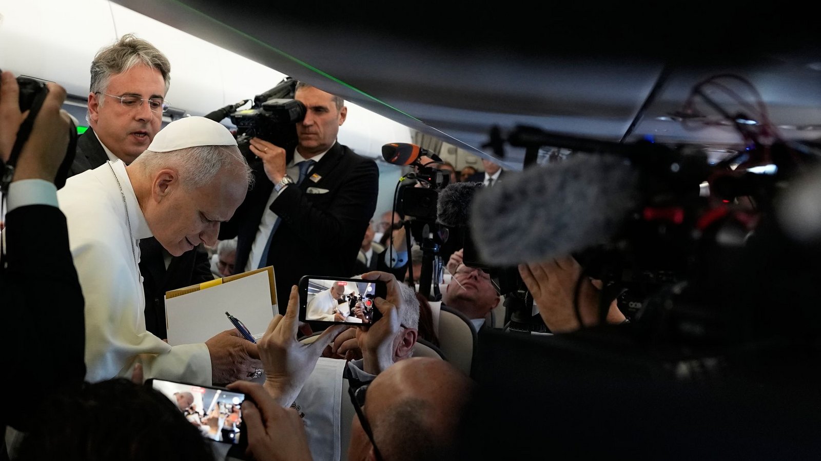 Papst Leo XIV. spricht während des Flugs nach Spanien mit mitreisenden Journalisten.Foto: Alessandra Tarantino/Pool AP/AP/dpa