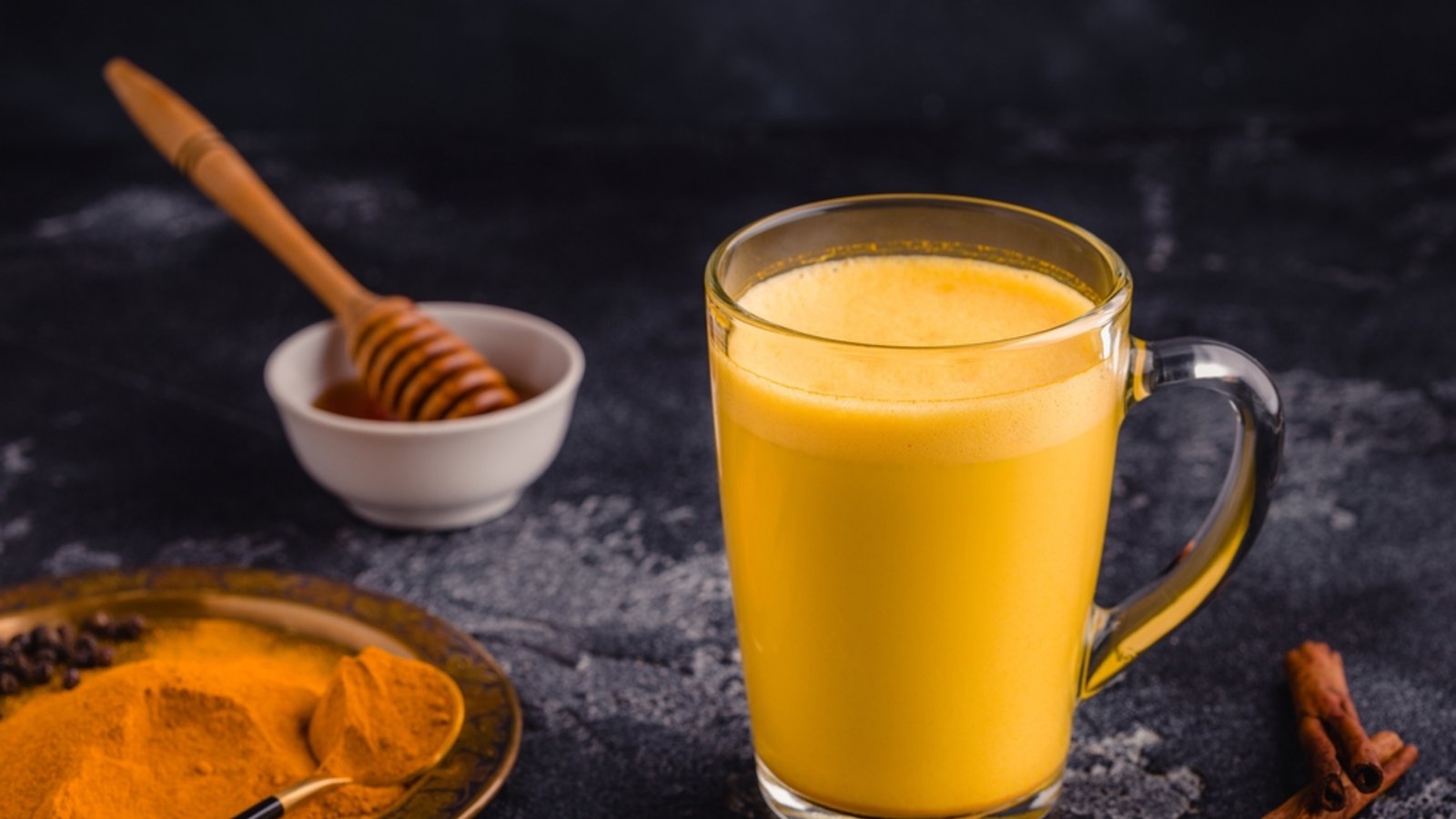 Goldene Milch oder Kurkuma Latte: Gesunder Drink im TrendFoto: Tatiana Bralnina/ Shutterstock Goldene Milch oder Kurkuma Latte: Gesunder Drink im TrendFoto: Tatiana Bralnina/ Shutterstock