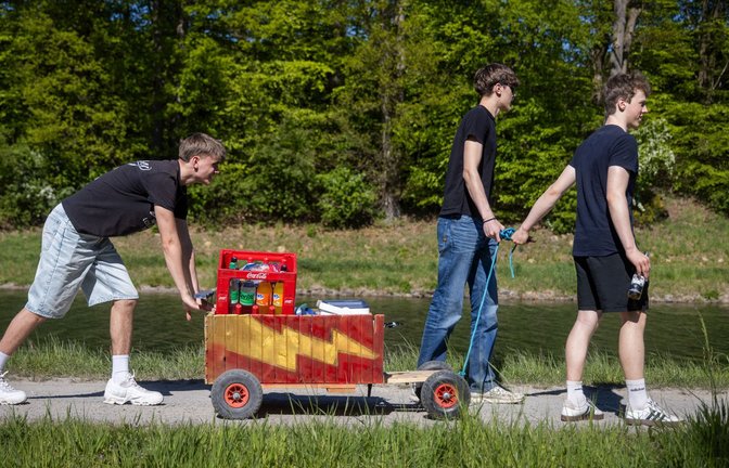 Männer ziehen mit Bier und Bollerwagen durch die Gegend,  Christen begehen einen religiösen Feiertag - in Deutschland fallen der Vatertag und Christi Himmelfahrt auf denselben Tag (Symbolfoto).<span class='image-autor'>Foto: epd/Detlef Heese</span>