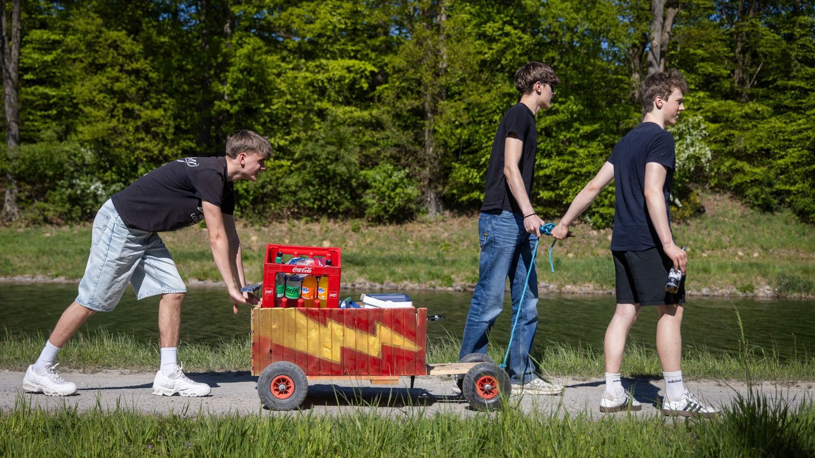 Männer ziehen mit Bier und Bollerwagen durch die Gegend, Christen begehen einen religiösen Feiertag - in Deutschland fallen der Vatertag und Christi Himmelfahrt auf denselben Tag (Symbolfoto).Foto: epd/Detlef Heese Männer ziehen mit Bier und Bollerwagen durch die Gegend, Christen begehen einen religiösen Feiertag - in Deutschland fallen der Vatertag und Christi Himmelfahrt auf denselben Tag (Symbolfoto).Foto: epd/Detlef Heese