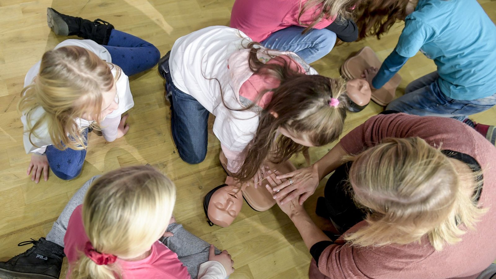 Schon in der Schule zum Lebensretter werden: Hier üben Kinder die Wiederbelebung an einer Puppe.Foto: picture alliance/dpa/Axel Heimken Schon in der Schule zum Lebensretter werden: Hier üben Kinder die Wiederbelebung an einer Puppe.Foto: picture alliance/dpa/Axel Heimken