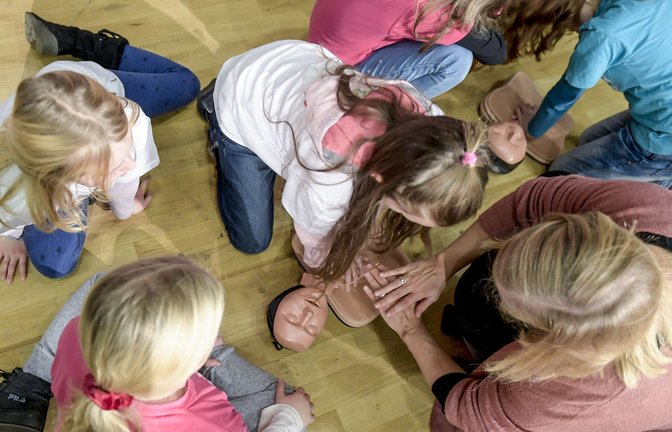 Schon in der Schule zum Lebensretter werden: Hier üben Kinder die Wiederbelebung an einer Puppe.<span class='image-autor'>Foto: picture alliance/dpa/Axel Heimken</span>