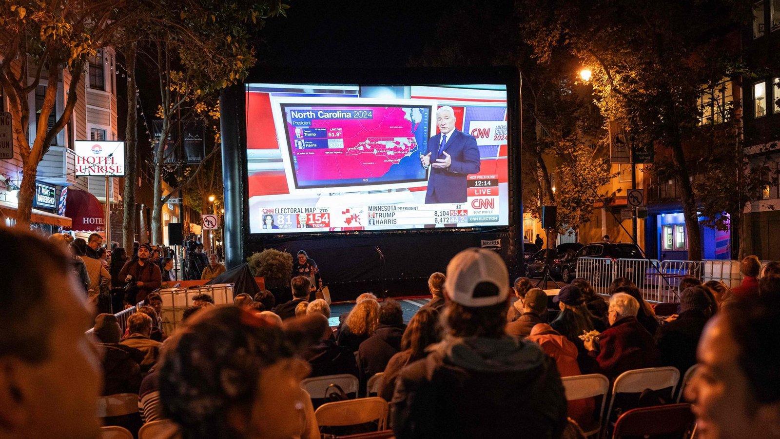 „Public Viewing“ der Wahlergebnisse: In den Straßen von San Francisco verfolgen Menschen die neuesten Entwicklungen.Foto: Getty Images via AFP/LOREN ELLIOTT „Public Viewing“ der Wahlergebnisse: In den Straßen von San Francisco verfolgen Menschen die neuesten Entwicklungen.Foto: Getty Images via AFP/LOREN ELLIOTT