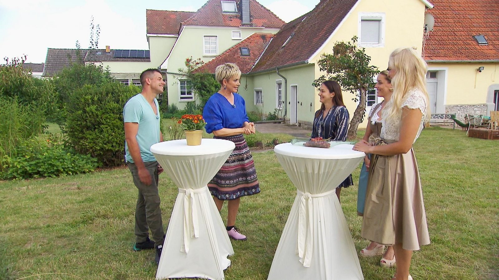(v.l.) Ackerbauer Martin aus Rheinland-Pfalz, Moderatorin Inka Bause, Sandra, Rebecca, VanessaFoto: RTL (v.l.) Ackerbauer Martin aus Rheinland-Pfalz, Moderatorin Inka Bause, Sandra, Rebecca, VanessaFoto: RTL