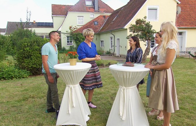 (v.l.) Ackerbauer Martin aus Rheinland-Pfalz, Moderatorin Inka Bause, Sandra, Rebecca, Vanessa<span class='image-autor'>Foto: RTL</span>