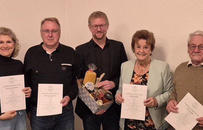 Sie halten dem TSV die Treue (von links): Klaus Schuller, Michaela Zurmühlen, Winfried Leinweber, Vorsitzender Martin Mayer, Ehrenmitglied Sigrid Grefe, Otto Elser und Simone Bickendorf.  <span class='image-autor'>Foto: p</span>