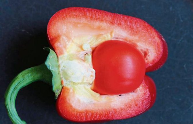 Von einer Kinder-Überraschung in der Küche kann Jochen Scharpf samt Foto berichten: Keine eingelegte Tomate, sondern eine schwangere Paprika, schreibt der Horrheimer.