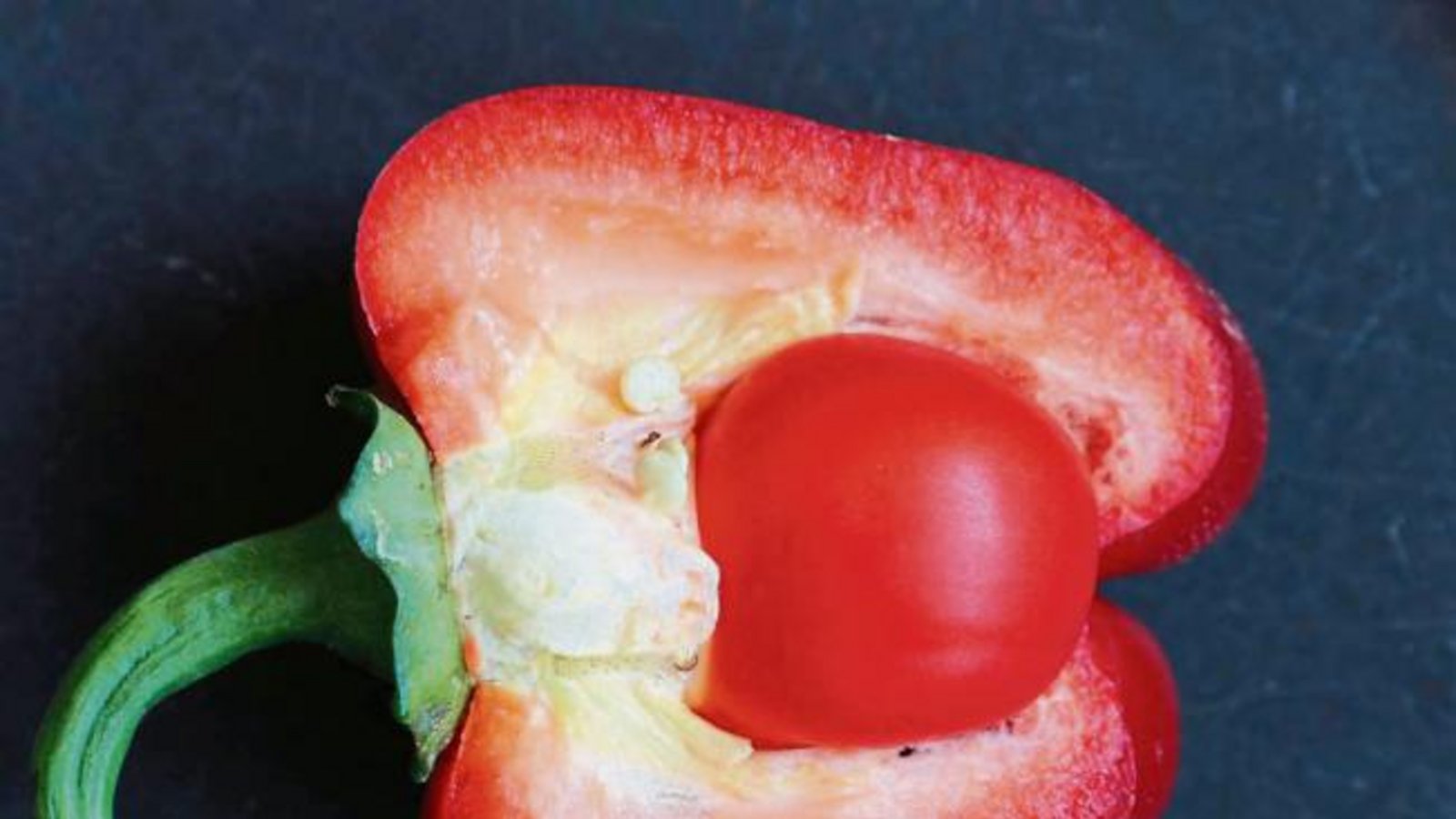 Von einer Kinder-Überraschung in der Küche kann Jochen Scharpf samt Foto berichten: Keine eingelegte Tomate, sondern eine schwangere Paprika, schreibt der Horrheimer. Von einer Kinder-Überraschung in der Küche kann Jochen Scharpf samt Foto berichten: Keine eingelegte Tomate, sondern eine schwangere Paprika, schreibt der Horrheimer.