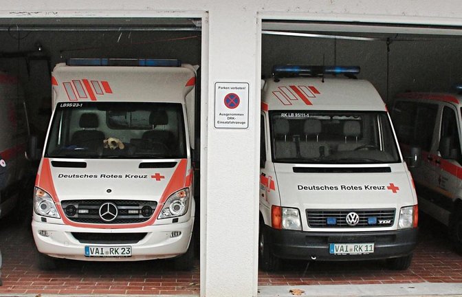 Bitten um Spendengelder für ein Betreuungsfahrzeug: links der stellvertretende Bereitschaftsleiter Steffen Schassberger, rechts der DRK-Vorsitzende Klaus Reitze. Fotos: Bögel