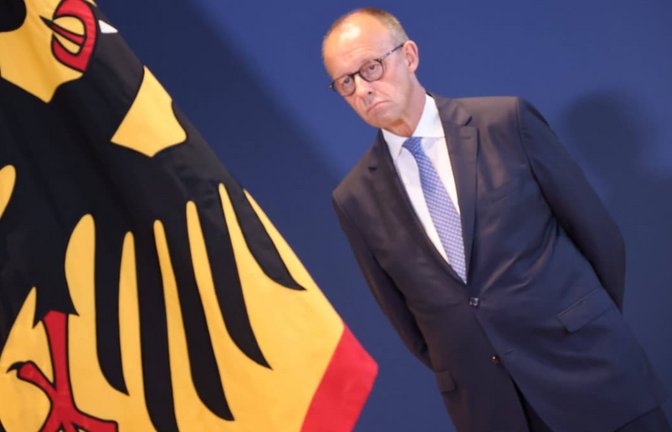 Fällt er oder fällt er nicht? Noch steht Kanzler Merz und bügelt seine Kritiker ab: „Wir wissen, was richtig und gut ist für das Land."<span class='image-autor'>Imago/Frank Ossenbrink</span>