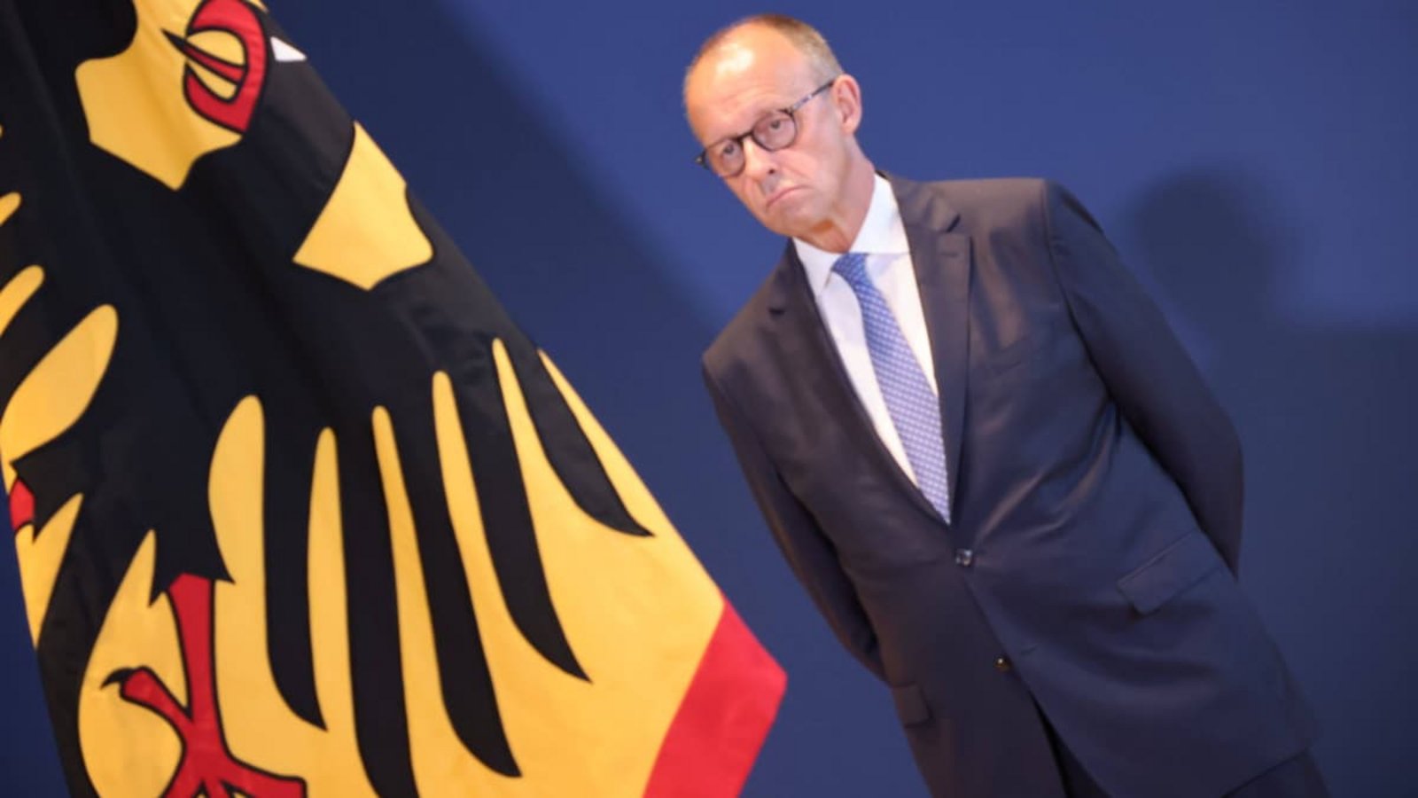 Fällt er oder fällt er nicht? Noch steht Kanzler Merz und bügelt seine Kritiker ab: „Wir wissen, was richtig und gut ist für das Land."Imago/Frank Ossenbrink Fällt er oder fällt er nicht? Noch steht Kanzler Merz und bügelt seine Kritiker ab: „Wir wissen, was richtig und gut ist für das Land."Imago/Frank Ossenbrink