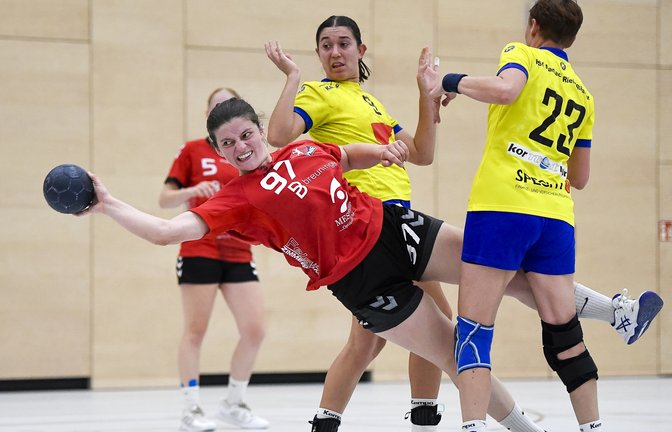 Klara Kilpper (am Ball) trägt drei Treffer zum 35:24-Sieg des HC Metter-Enz bei. Archivfoto: Leitner