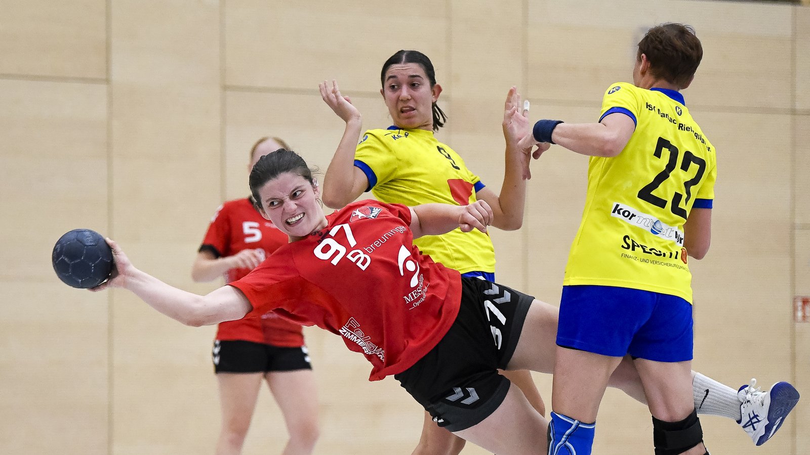 Klara Kilpper (am Ball) trägt drei Treffer zum 35:24-Sieg des HC Metter-Enz bei. Archivfoto: Leitner