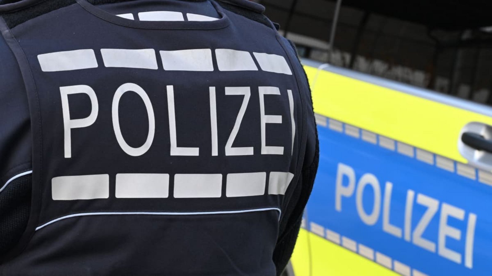 Ein Großeinsatz der Polizei hat im oberbayerischen Landkreis Bad Tölz-Wolfratshausen für Aufsehen gesorgt (Symbolfoto).Bernd Weißbrod/dpa