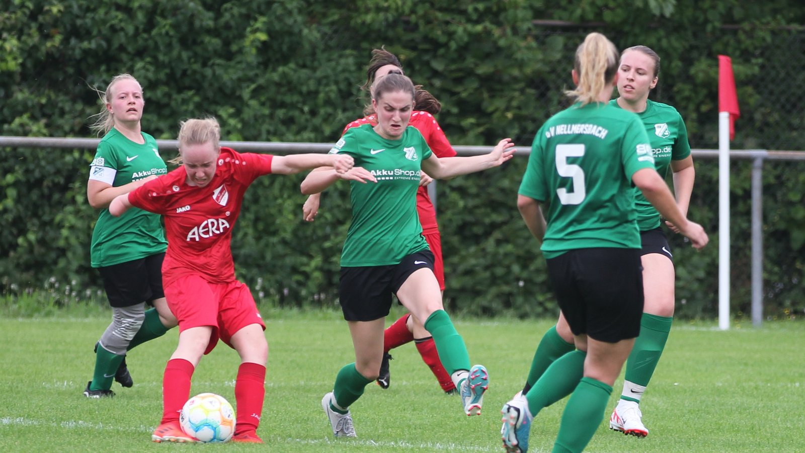 Umringt von Gegenspielerinnen kommt die rührige Alisa Rumbolz gegen Nellmersbach zum Torabschluss. Foto: Dittrich Umringt von Gegenspielerinnen kommt die rührige Alisa Rumbolz gegen Nellmersbach zum Torabschluss. Foto: Dittrich