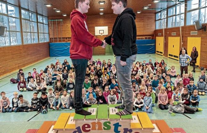 Einweihung der Friedenstreppe in der Kirbachtalhalle in Hohenhaslach.  Foto: Pangerl