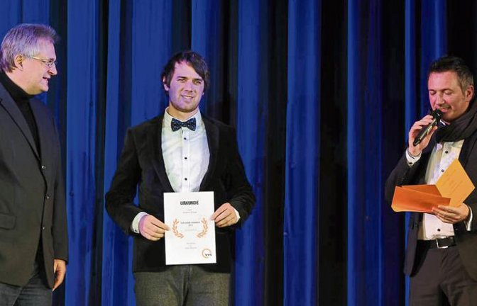 Der zweite Preis der VVS geht nach Eberdingen – von links VVS-Geschäftsführer Thomas Hachenberger, Julian Körrenz und Oliver Kern vom Verkehrsverbund. Foto: p