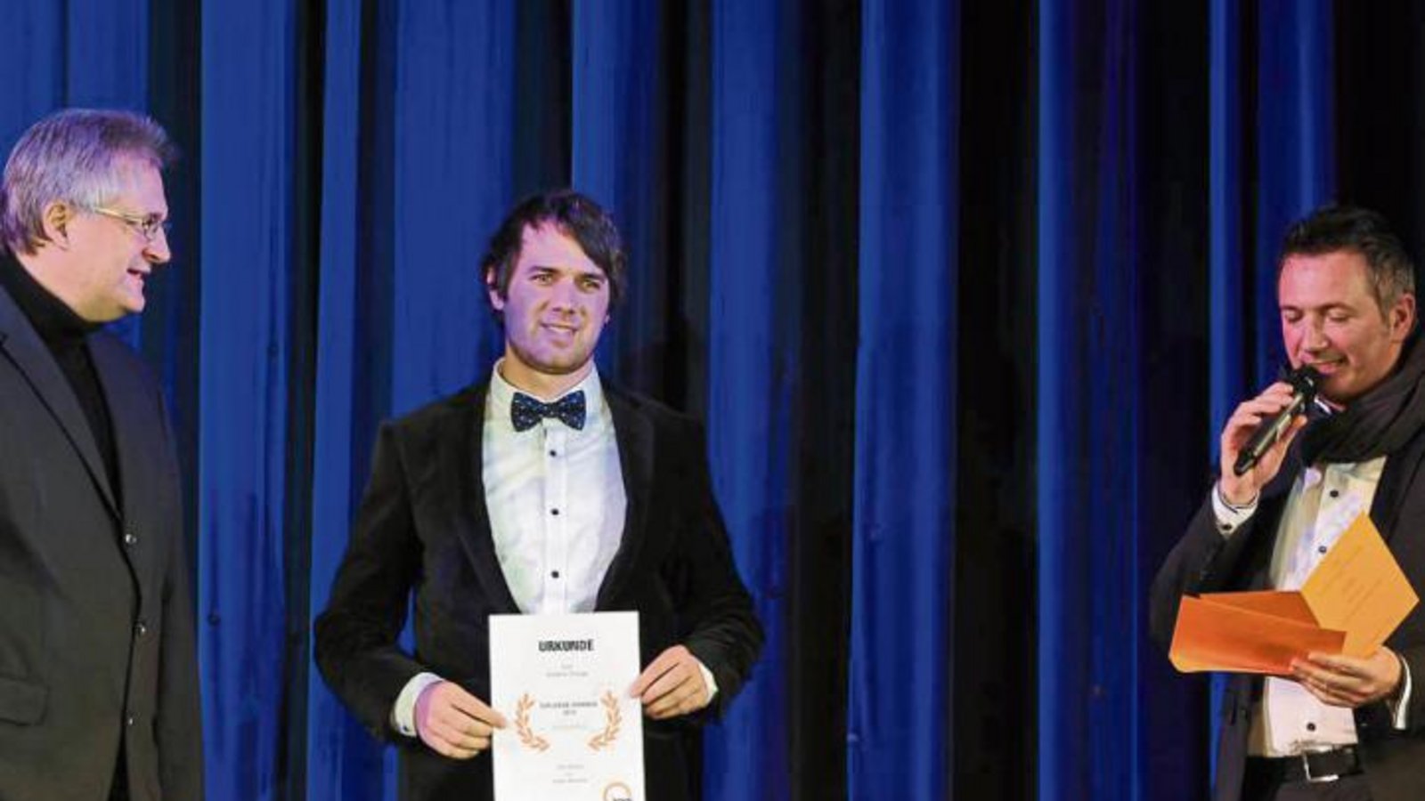Der zweite Preis der VVS geht nach Eberdingen – von links VVS-Geschäftsführer Thomas Hachenberger, Julian Körrenz und Oliver Kern vom Verkehrsverbund. Foto: p
