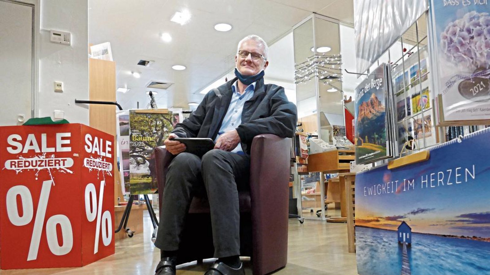 Nichts ist für die Ewigkeit, die kann man laut Kalender höchstens im Herzen haben: der Vorsitzende der Pforzheimer Stadtmission, Hansgerd Gengenbach, in der Christlichen Buchhandlung, die zum Ende des Jahres schließt. Foto: Roth Nichts ist für die Ewigkeit, die kann man laut Kalender höchstens im Herzen haben: der Vorsitzende der Pforzheimer Stadtmission, Hansgerd Gengenbach, in der Christlichen Buchhandlung, die zum Ende des Jahres schließt. Foto: Roth