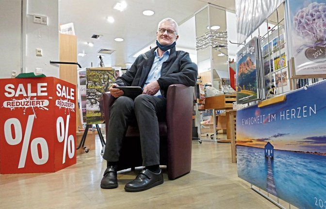 Nichts ist für die Ewigkeit, die kann man laut Kalender höchstens im Herzen haben: der Vorsitzende der Pforzheimer Stadtmission, Hansgerd Gengenbach, in der Christlichen Buchhandlung, die zum Ende des Jahres schließt.  Foto: Roth