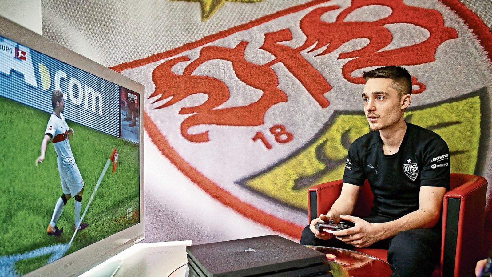 Marcel „Marlut“ Lutz bei der Arbeit: Der 21-Jährige aus Marbach steht seit Juli 2017 beim VfB Stuttgart als Fifa-Profi unter Vertrag.  Foto: Baumann