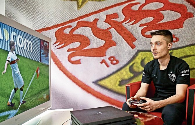 Marcel „Marlut“ Lutz bei der Arbeit: Der 21-Jährige aus Marbach steht seit Juli 2017 beim VfB Stuttgart als Fifa-Profi unter Vertrag.  Foto: Baumann