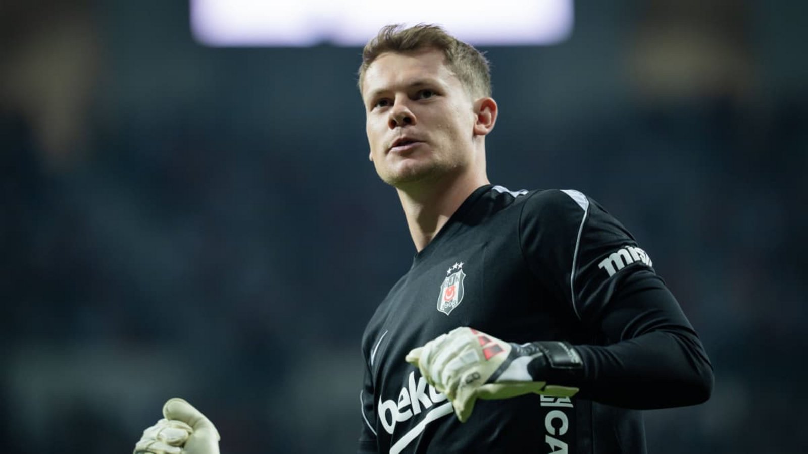 Hat sich im Trikot der Schwarzen Adler von Besiktas schnell zurecht gefunden: Stuttgarts ehemaliger Keeper Alexander Nübel.IMAGO/Anadolu Agency Hat sich im Trikot der Schwarzen Adler von Besiktas schnell zurecht gefunden: Stuttgarts ehemaliger Keeper Alexander Nübel.IMAGO/Anadolu Agency