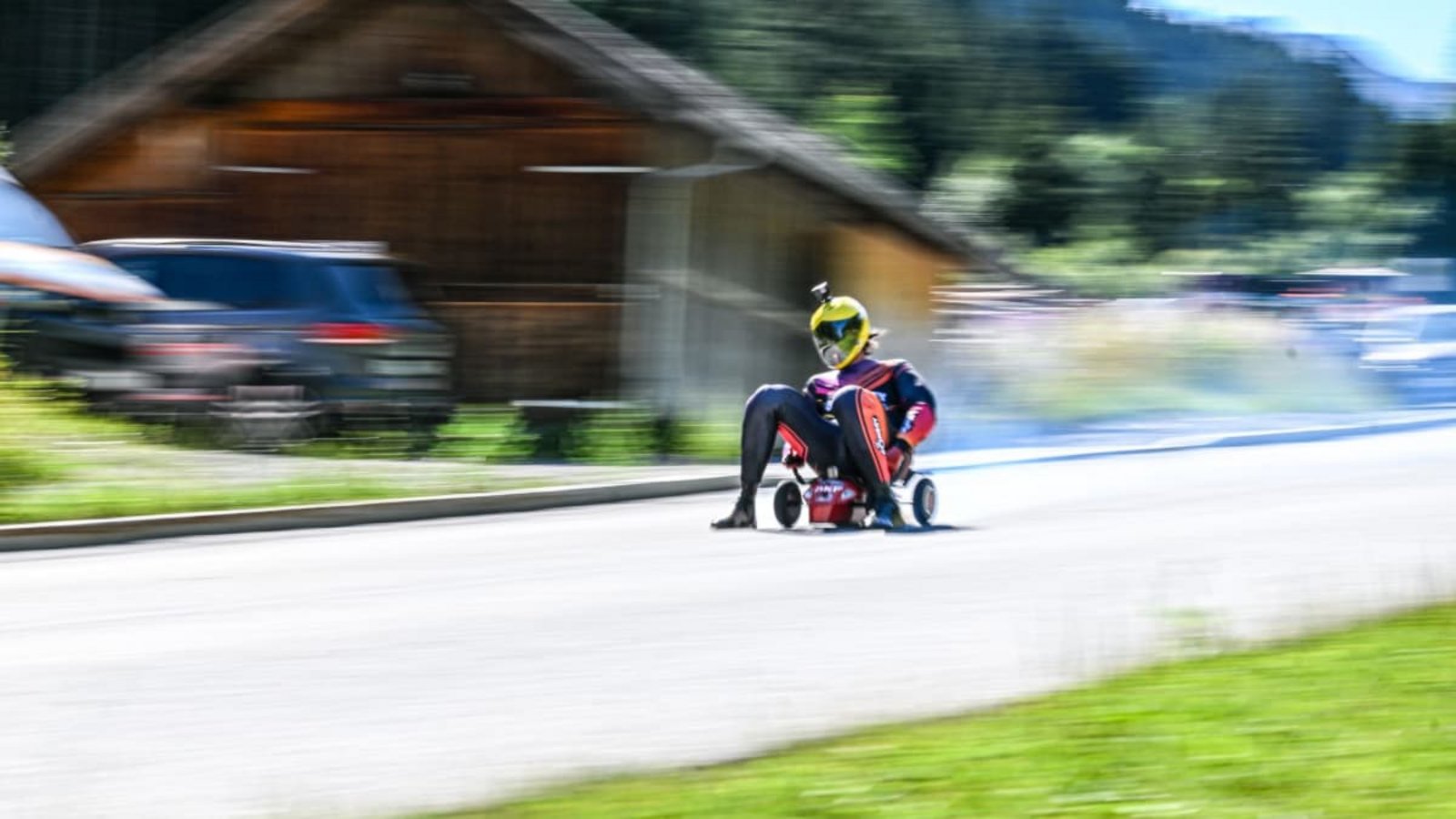 Marcel Paul hat in Österreich mit einem umgebauten Bobby-Car einen Geschwindigkeitsrekord aufgestellt.Jason Tschepljakow/dpa