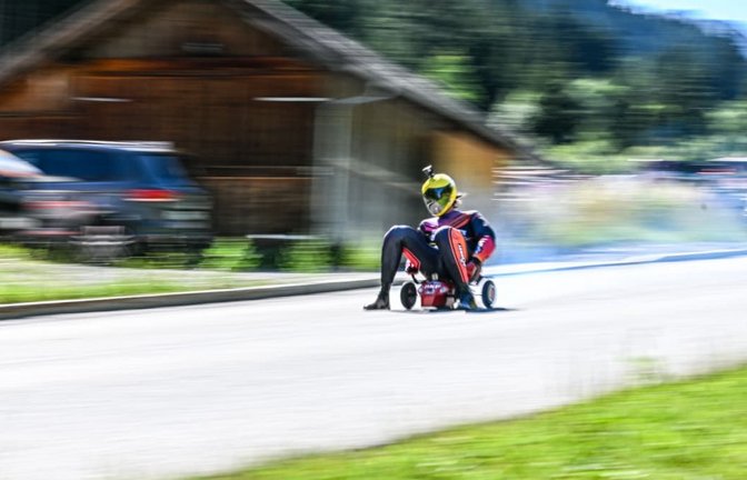 Marcel Paul hat in Österreich mit einem umgebauten Bobby-Car einen Geschwindigkeitsrekord aufgestellt.<span class='image-autor'>Jason Tschepljakow/dpa</span>