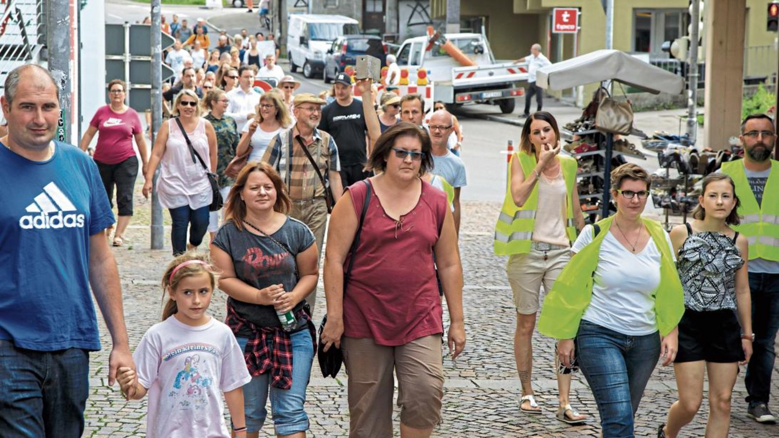 Fast 100 Menschen gingen am Dienstagabend in Sachsenheim auf die Straße.  Foto: Pangerl