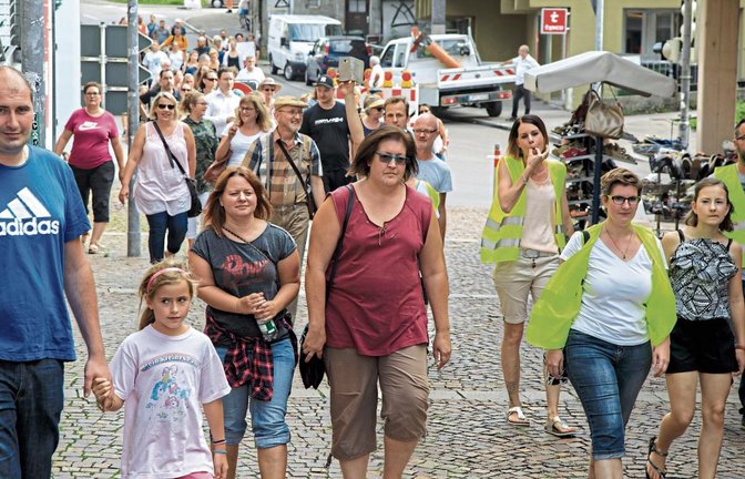 Fast 100 Menschen gingen am Dienstagabend in Sachsenheim auf die Straße.  Foto: Pangerl