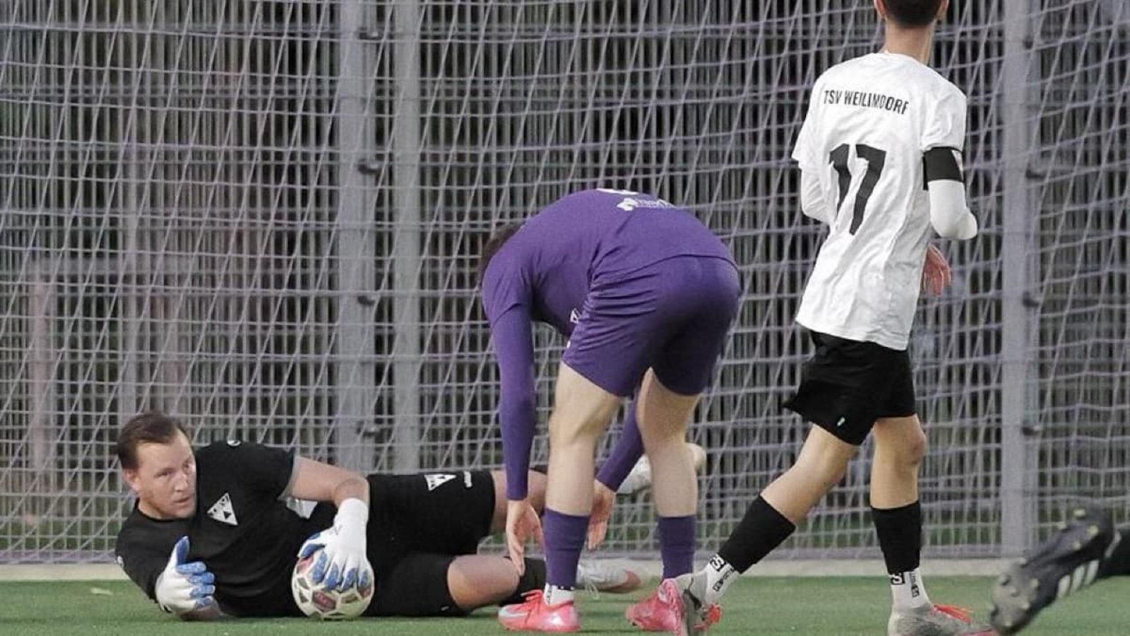 Lange Pause? Für den Weilimdorfer Torhüter Kevin Rombach endete das Derby auf schmerzhafte Weise.Günter Bergmann