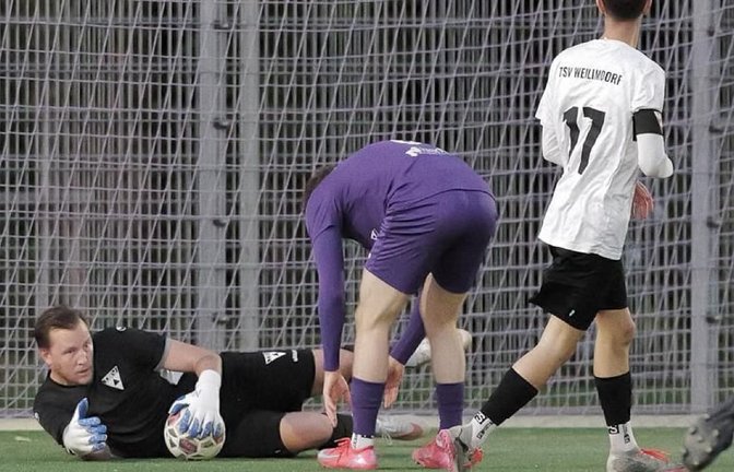 Lange Pause? Für den Weilimdorfer Torhüter Kevin Rombach endete das Derby auf schmerzhafte Weise.<span class='image-autor'>Günter Bergmann</span>